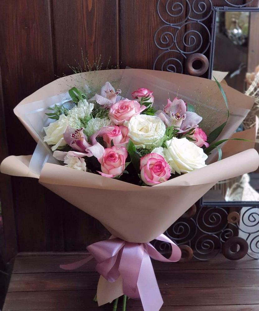 Букет цветов из: Гвоздики, Орхидеи, Розы и Хризантемы в Белгороде