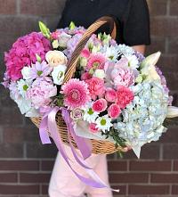 Цветочная композиция из Розы, Хризантемы, Пионы и Лизиантусы в корзине в Белгороде