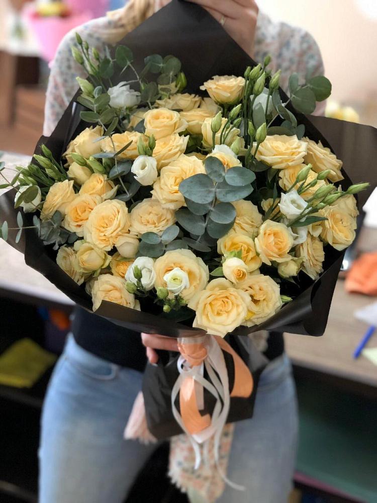 Букет птица счастья в Белгороде Букет цветов из: Розы и Лизиантусы в Белгороде