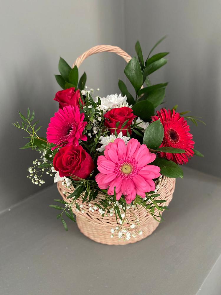 Цветочная композиция из Розы, Хризантемы и Герберы в корзине в Белгороде